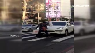 怪男西門町路口擋2車　亂舞阻礙交通