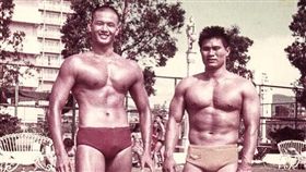 黑人貼出爸爸陳培元年輕時和朋友秀肌肉的照片。（圖／翻攝自陳建州臉書）