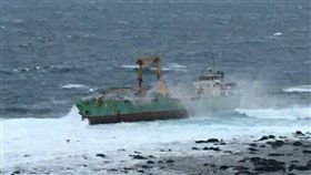 澎貨輪嘉明輪海上擱淺航行台澎間的貨輪「嘉明輪」，11日清晨因船隻失去動力，擱淺在澎湖東吉嶼東北方100公尺，海空單位徹夜救援，目前暫時安置在馬公一家飯店中。（澎湖海巡隊提供）中央社　107年1月11日