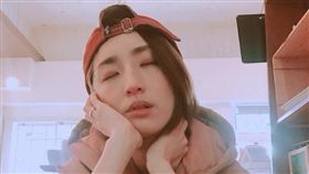 坤達偷拍柯佳嬿打瞌睡的糗照。（圖／翻攝自坤達臉書）