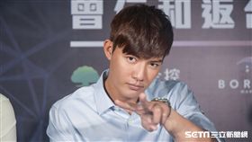 旅美好手小熊隊曾仁和返台記者會，王維中現身站台。（圖／記者林敬旻攝）