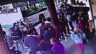 教訓插隊學生　老翁疑亮刀爆肢體衝突