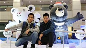 ▲體操健將李智凱（右）與教練林育信抵達韓國。（圖／翻攝自李智凱臉書）