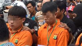 台毒販印尼落網 重回犯罪現場印尼警方日前押解涉嫌走私1公噸安非他命至印尼的台灣嫌犯重建犯罪現場。左邊橘衣者為台籍嫌犯陳威全，右邊橘衣者為台籍嫌犯徐勇立。中央社記者周永捷雅加達攝　106年12月16日