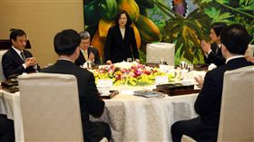 總統與五院院長餐敘（1）總統蔡英文（中）11日邀副總統陳建仁（後左2）、行政院長賴清德（後右）、立法院長蘇嘉全（左）等五院院長餐敘。中央社記者鄭傑文攝　107年1月11日