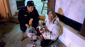 「寧願冷死也不願酒駕！」男呆坐路邊受凍，暖警護送返家。