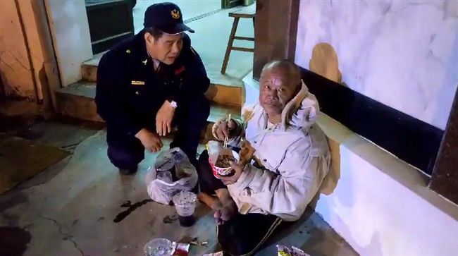 寧願冷死也不願酒駕！男呆坐路邊受凍