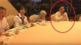 前總統陳水扁在2015年1月獲保外就醫，至今已達3年。日前在網路上流出一段阿扁與親友開心唱歌的影片，掀起不少網友質疑阿扁在「裝病」。對此，高雄長庚醫院名譽副院長、兼扁的醫療團隊成員陳順勝表示，這些活動都是醫療團替扁安排的療程，外界的辱罵讓阿扁病情惡化，因此他建議扁到國外治療，扁已接受。（圖／翻攝自YouTube《吳修文》）