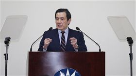 蔣經國逝世30年　馬英九說小故事緬懷前總統馬英九10日表示，他擔任故總統蔣經國傳譯第一天，應該就讓蔣經國留下深刻印象，因為當時他是90公斤壯漢，好不容易塞進小板凳，就撞到茶几，茶杯的水全灑出來，很尷尬。中央社記者謝佳珍攝　107年1月10日