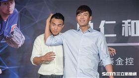 旅美好手小熊隊曾仁和返台記者會，王維中現身站台。（圖／記者林敬旻攝）