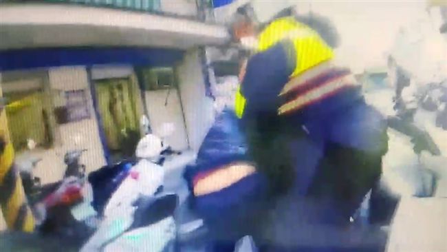 不滿闖紅燈遭攔　襲警遭噴辣椒水壓制