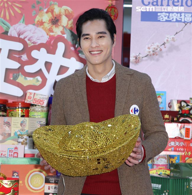 藍正龍介紹年菜親手煮酒家菜螺肉蒜。（記者邱榮吉/攝影）