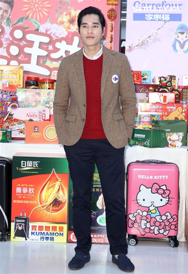 藍正龍介紹年菜親手煮酒家菜螺肉蒜。（記者邱榮吉/攝影）