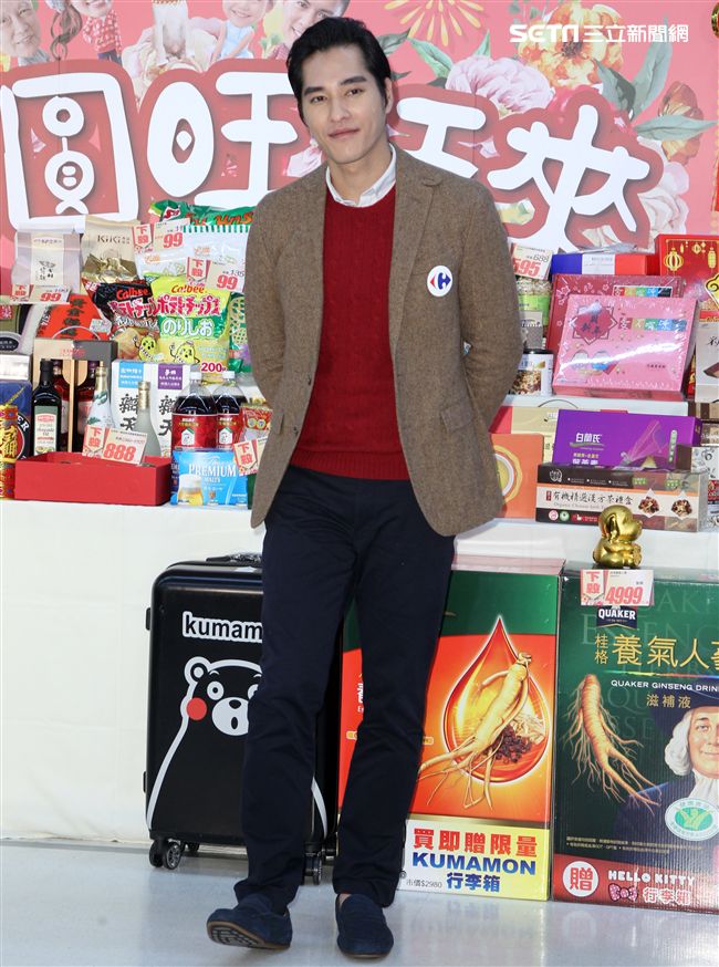 藍正龍介紹年菜親手煮酒家菜螺肉蒜。（記者邱榮吉/攝影）