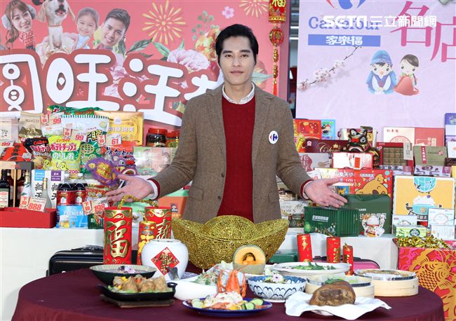 藍正龍介紹年菜親手煮酒家菜螺肉蒜。（記者邱榮吉/攝影）