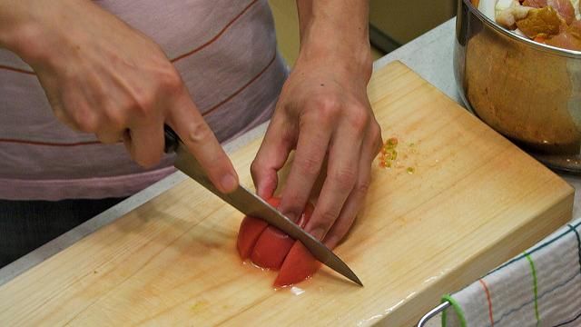 半夜跟阿嬤喊餓　他進廚房見這幕嚇傻
