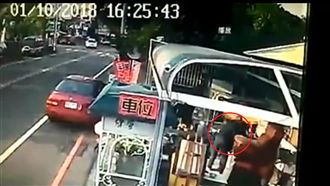 色伯熊抱襲胸　單親媽隱忍原因超心酸