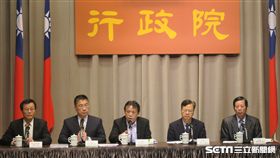 行政院會會後記者會，勞動部次長次施克和（中）。（記者盧素梅攝）