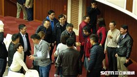 柯文哲於預算審查完畢後赴市議會致意 盧冠妃攝