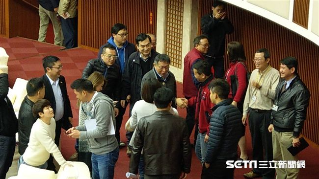 今年度預算審查完畢　柯赴市議會致意