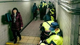 睡地下道雨衣當睡衣　警道出基層辛酸