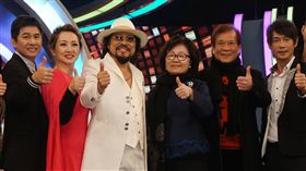 張菲回歸綜藝戰場主持新節目（1）綜藝天王張菲（左5）今年在華視總經理郭建宏（右5）不斷誠意邀約下，決定以「綜藝菲常讚」的節目名稱回歸綜藝戰場，選擇25日耶誕節在華視大棚開錄第一集，老搭檔聶雲（右3）、黃品源（右4）等群星齊聚力挺。中央社記者江佩凌攝　106年12月25日