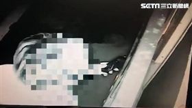 廖男潛入防火巷架梯偷拍女大生，遭警方依妨害秘密罪函送法辦（翻攝畫面）