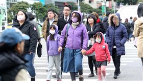 台北冷颼颼（1）寒流持續影響，中央氣象局預報員劉沛藤表示，11日全台乾冷，清晨淡水出現攝氏7.5度低溫，台北則是9.6度，都是該測站入冬以來的最低溫。中央社記者吳家昇攝  107年1月11日