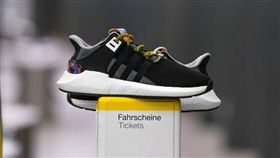 年票,柏林,柏林地鐵,柏林運輸公司,跑鞋,EQT,adidas,BVG 圖／翻攝自推特