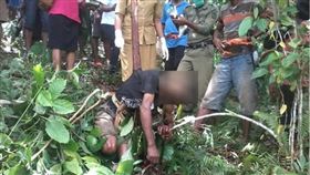 印尼西努沙登加拉省有1名35歲男子，日前到果園採收時失足摔落，不幸的是，男子墜落點剛好有根斷木，最後男子活生生遭斷木刺穿身亡。（圖／翻攝自mynewshub）