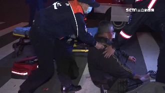 不敵11度低溫　騎士冷到自撞電桿