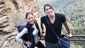 錦榮跟混血辣模Akemi主持《王子的移動城堡II》到澳洲出外景。（圖／亞洲娛樂台提供）