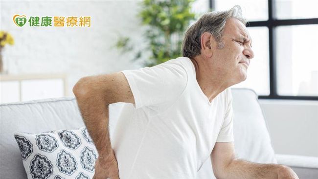 阿伯喬骨險癱！骨痛加劇就醫發現癌症