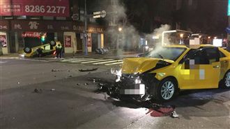 凌晨搶快闖紅燈　小黃撞翻小黃