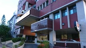 今（12）日上午高雄檢察官搜索楠梓分局，包括加昌派出所以及交通分隊，主要是檢方接獲檢舉，去年5月一場車禍案件，肇事主另有其人，共有3名警員捲入包庇酒駕事件。楠梓分局長陳百祿則被通知到地檢署說明。（圖／翻攝自Google Map）