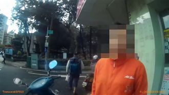 怪男推倒機車　女見義勇為遭恐嚇