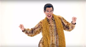 「古坂大魔王」靠分身「PIKO太郎」發表單曲《PPAP》爆紅。圖／翻攝自Youtube）