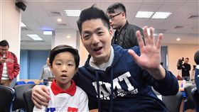 蔣萬安帶兒子出席國民黨潮T發表會（1）國民黨12日在中央黨部舉行「KMT潮T發表會」，國民黨立委蔣萬安（前右）帶兒子蔣得立（前左）一同出席。中央社記者王飛華攝  107年1月12日