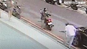 新北市永和區一名靠著送報維生55歲徐姓婦人，日前將機車停放在保生路巷弄旁前往收報費，沒想到要離開時，一輛黑色轎車循循逼近，緊貼在婦人機車後方，當婦人一起伸要騎乘機車離開時，黑色轎車的高姓駕駛立即對婦人高喊，你撞到我了，要婦人賠錢，婦人當下覺得錯愕，警方到達現場後，隨即帶2人前往交通隊製作筆錄。直到最近婦人接獲民事起訴狀，要婦人賠償近9千元的維修費用，婦人不斷哭泣，認為自己又沒撞到他，為何還要賠錢。