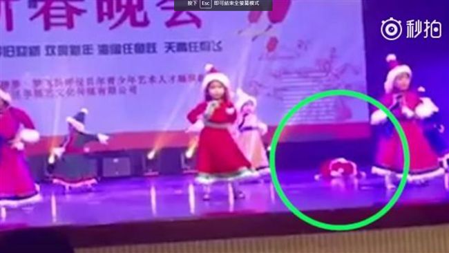 排練太累…3歲女童舞台上趴倒狂睡