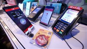 資訊月將登場　銀行業者推刷臉行動支付台北資訊月將於6日到11日在世貿一館登場，4日在台北舉行展前記者會。有銀行業者推行動支付，支援現在最夯的「刷臉」身分認證功能，客戶可以用臉部取代帳號密碼，進行登入銀行APP或進行交易確認。中央社記者吳翊寧攝　106年12月4日
