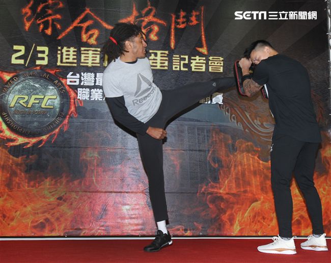 林又立、劉宇柔任RFC首屆綜合格鬥錦標賽大使。（記者邱榮吉/攝影）