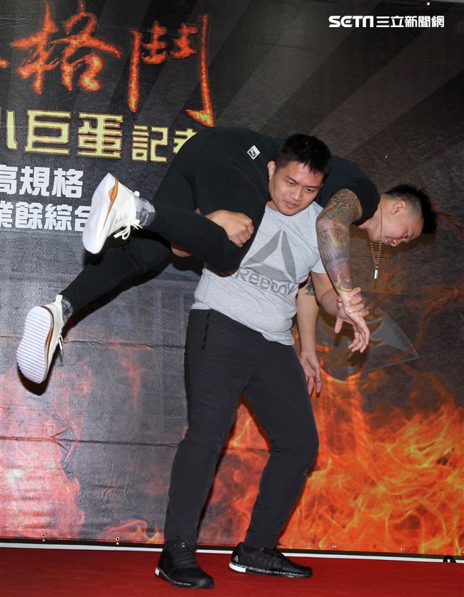 林又立、劉宇柔任RFC首屆綜合格鬥錦標賽大使。（記者邱榮吉/攝影）