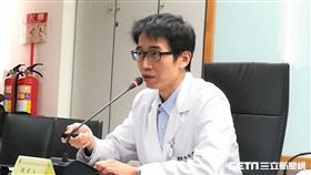 台北市立聯合醫院仁愛院區主治醫師廖敏凱說明居家腹水引流讓患者無須受舟車勞頓之苦。（圖／記者楊晴雯攝）