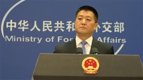 美國防授權法涉台條款  北京再表反對美國總統川普日前簽署國防授權法，含評估美台軍艦互訪可行性條款。中國外交部發言人陸慷（圖）14日說，相關條款不具法律約束力，但違背「一中」原則，中方堅決反對，已向美交涉。中央社記者尹俊傑北京攝  106年12月14日