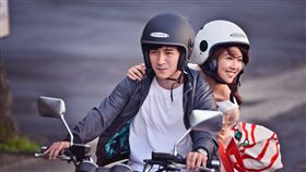 愛情喜劇《天生不對》由台灣男神仔仔周渝民、香港甜心薛凱琪、喜劇天王鄭中基主演　圖／華映提供