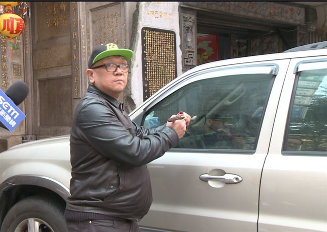 抓車震破窗…卻認錯小王打錯頭