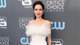 安潔莉娜裘莉出席第23屆美國影評獎。（圖/翻攝自Twitter）