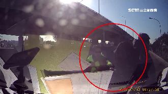 紅燈右轉又「逆光反光」　警慘遭撞飛