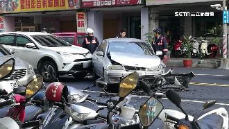 賓士男酒駕一路狂飆　連撞路人、轎車